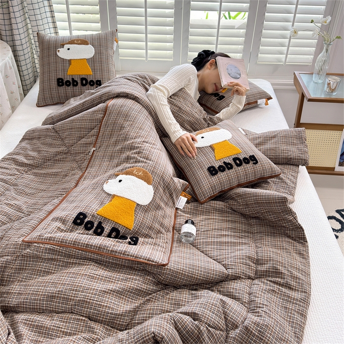 91家纺网 家纺一手货源 找家纺 宝马家纺  2026年新款色织全棉毛巾绣抱枕被系列 BOB狗