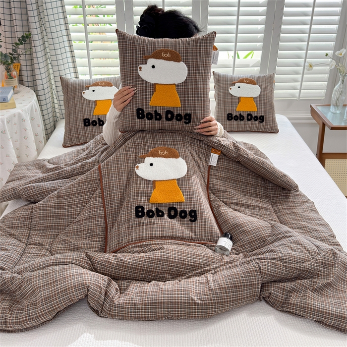 91家纺网 家纺一手货源 找家纺 宝马家纺  2026年新款色织全棉毛巾绣抱枕被系列 BOB狗