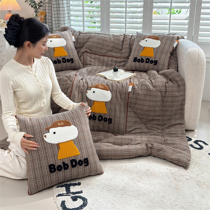 91家纺网 家纺一手货源 找家纺 宝马家纺  2026年新款色织全棉毛巾绣抱枕被系列 BOB狗