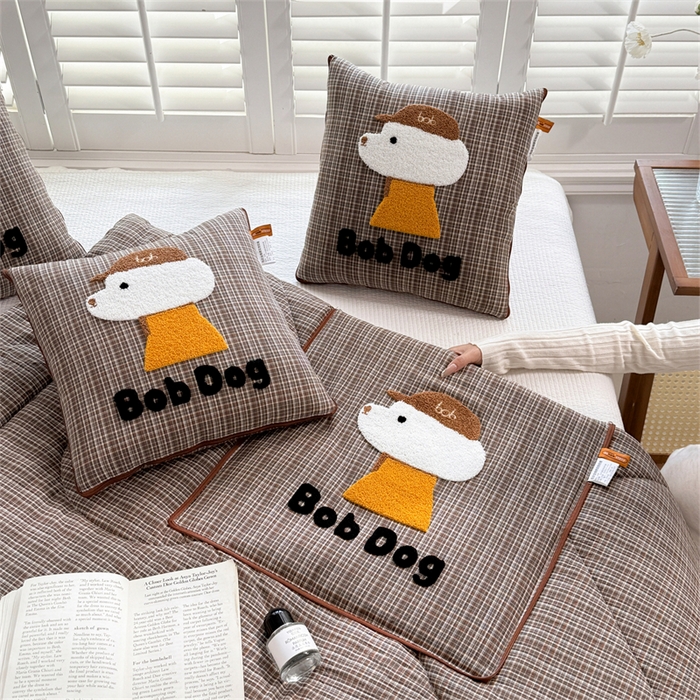91家纺网 家纺一手货源 找家纺 宝马家纺  2026年新款色织全棉毛巾绣抱枕被系列 BOB狗