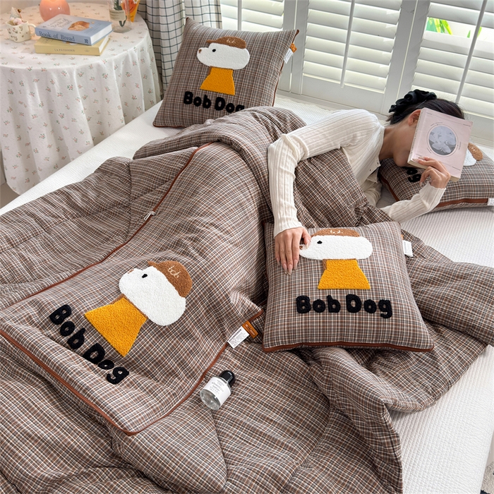 91家纺网 家纺一手货源 找家纺 宝马家纺  2026年新款色织全棉毛巾绣抱枕被系列 BOB狗