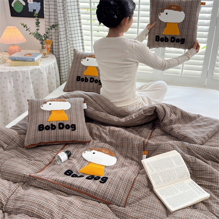 91家纺网 家纺一手货源 找家纺 宝马家纺  2026年新款色织全棉毛巾绣抱枕被系列 BOB狗