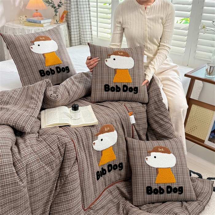 91家纺网 家纺一手货源 找家纺 宝马家纺  2026年新款色织全棉毛巾绣抱枕被系列 BOB狗