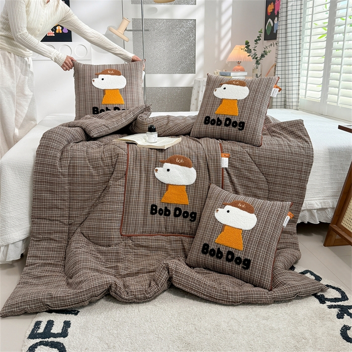 91家纺网 家纺一手货源 找家纺 宝马家纺  2026年新款色织全棉毛巾绣抱枕被系列 BOB狗