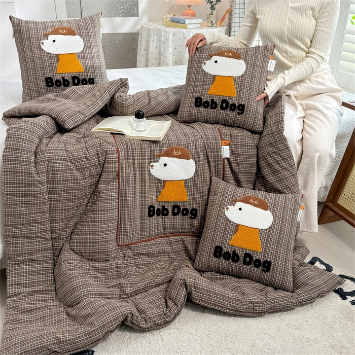 91家纺网 家纺一手货源 找家纺 宝马家纺  2026年新款色织全棉毛巾绣抱枕被系列 BOB狗