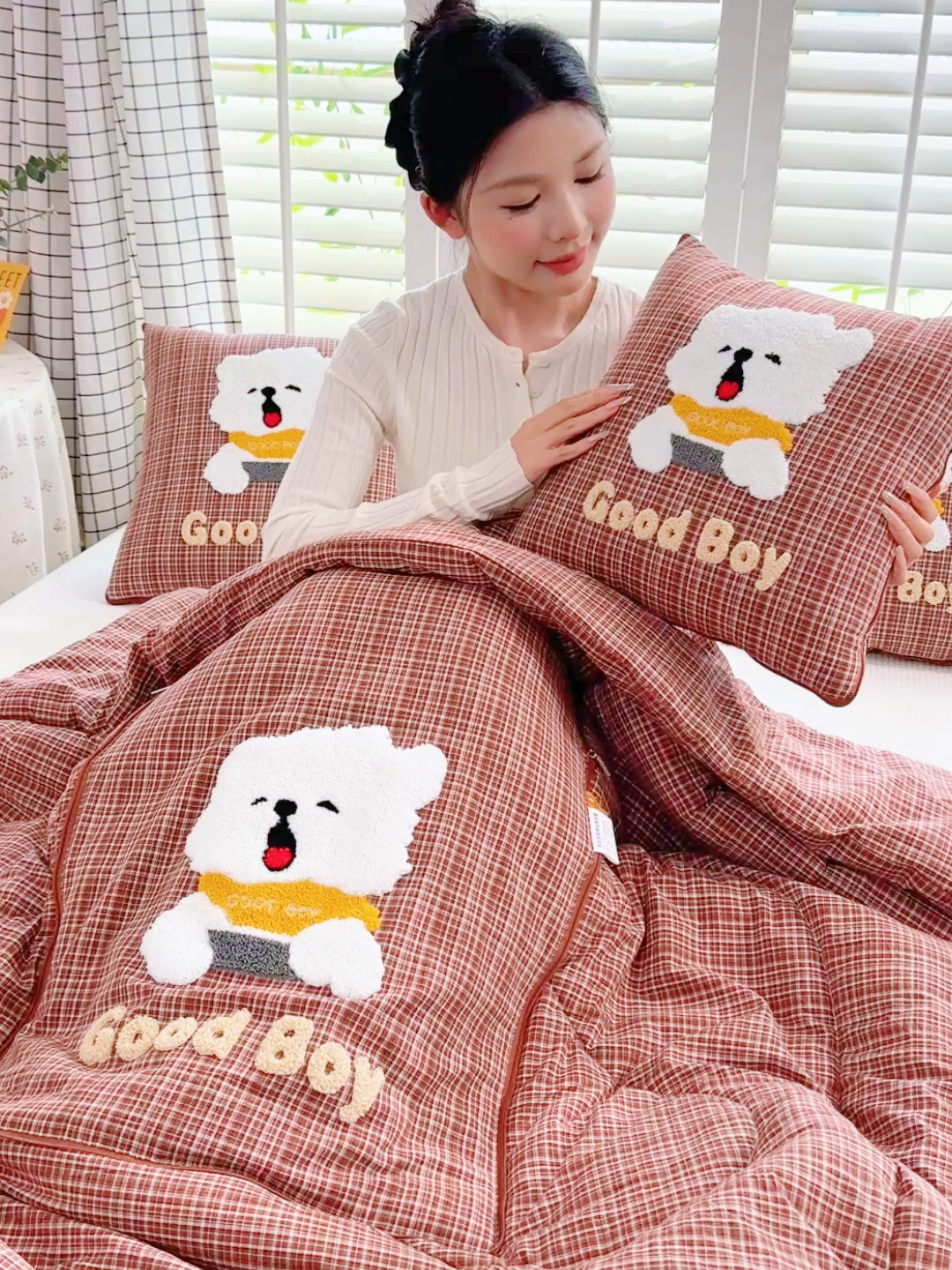 91家纺网 家纺一手货源 找家纺 宝马家纺  2026年新款色织全棉毛巾绣抱枕被系列 小男孩