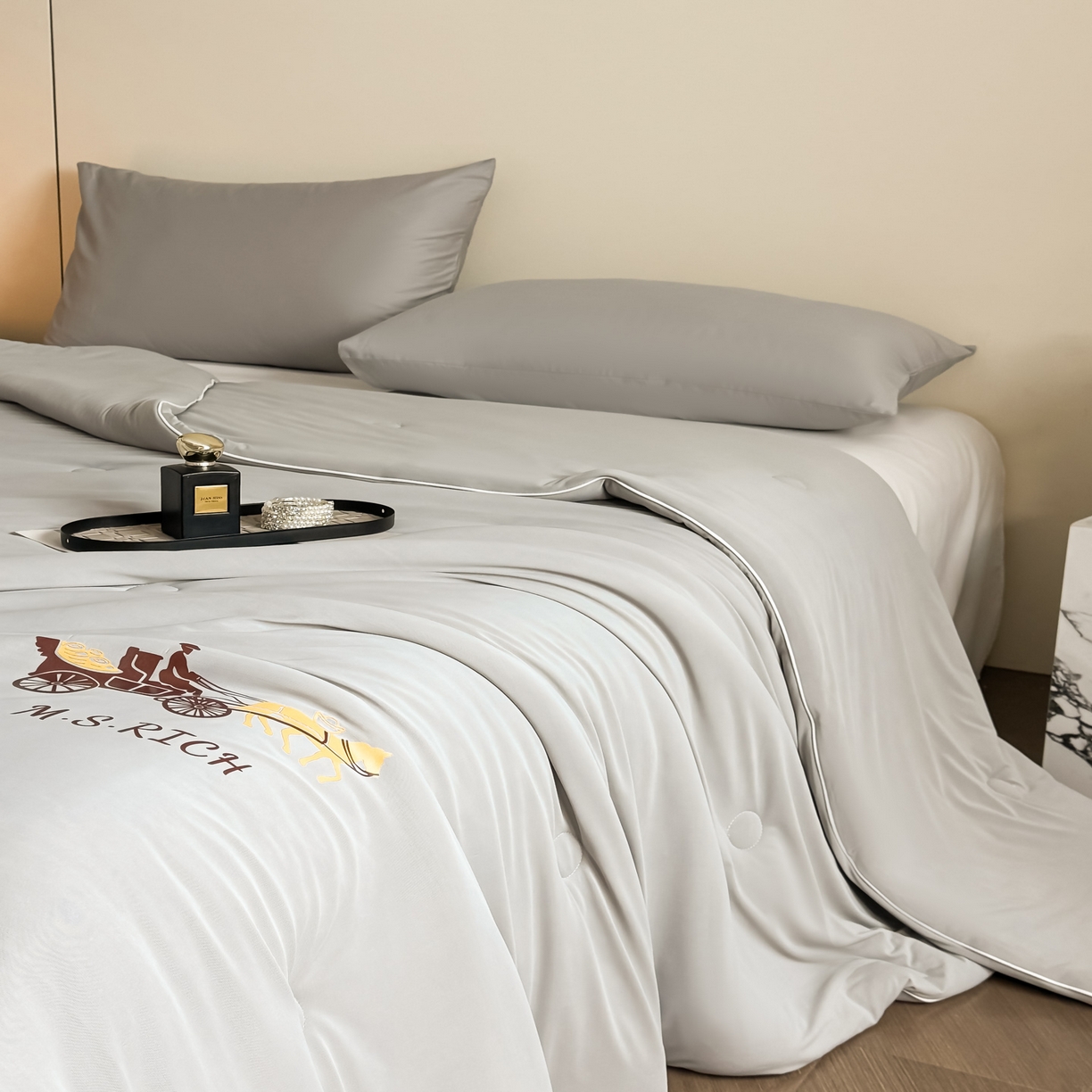 91家纺网 家纺一手货源 找家纺 遇见家居生活馆 2026新款凉感丝夏被夏凉被空调被-夏沫 夏沫-山灰小马