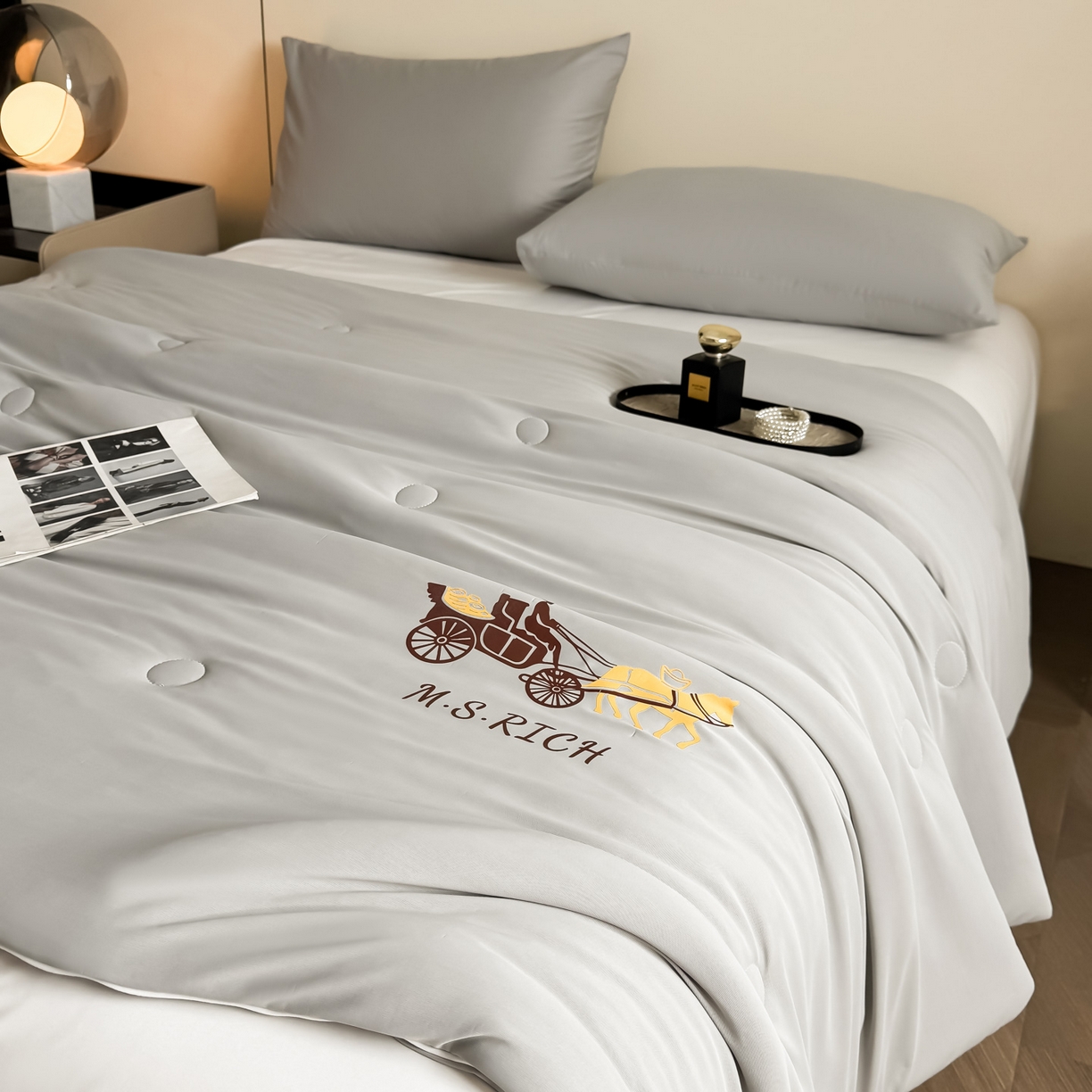 91家纺网 家纺一手货源 找家纺 遇见家居生活馆 2026新款凉感丝夏被夏凉被空调被-夏沫 夏沫-山灰小马