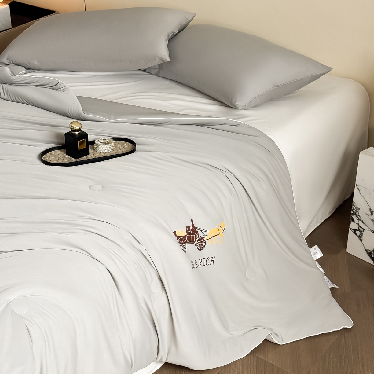 91家纺网 家纺一手货源 找家纺 遇见家居生活馆 2026新款凉感丝夏被夏凉被空调被-夏沫 夏沫-山灰小马