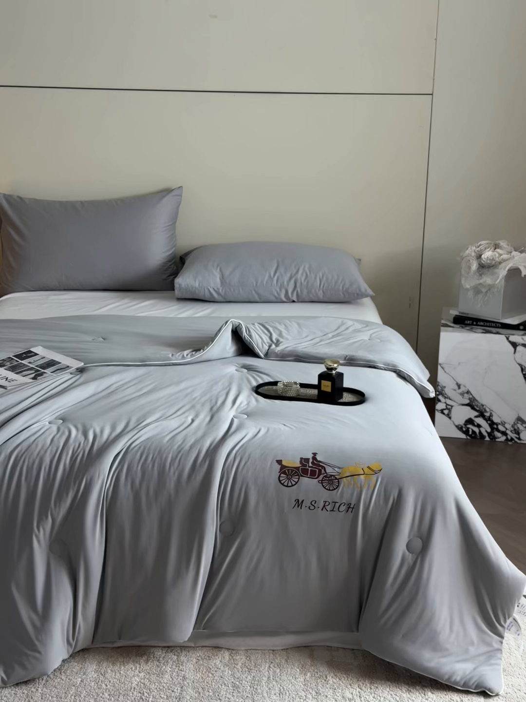 91家纺网 家纺一手货源 找家纺 遇见家居生活馆 2026新款凉感丝夏被夏凉被空调被-夏沫 夏沫-山灰小马