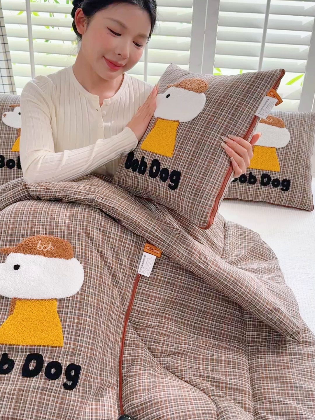 91家纺网 家纺一手货源 找家纺 宝马家纺  2026年新款色织全棉毛巾绣抱枕被系列 BOB狗