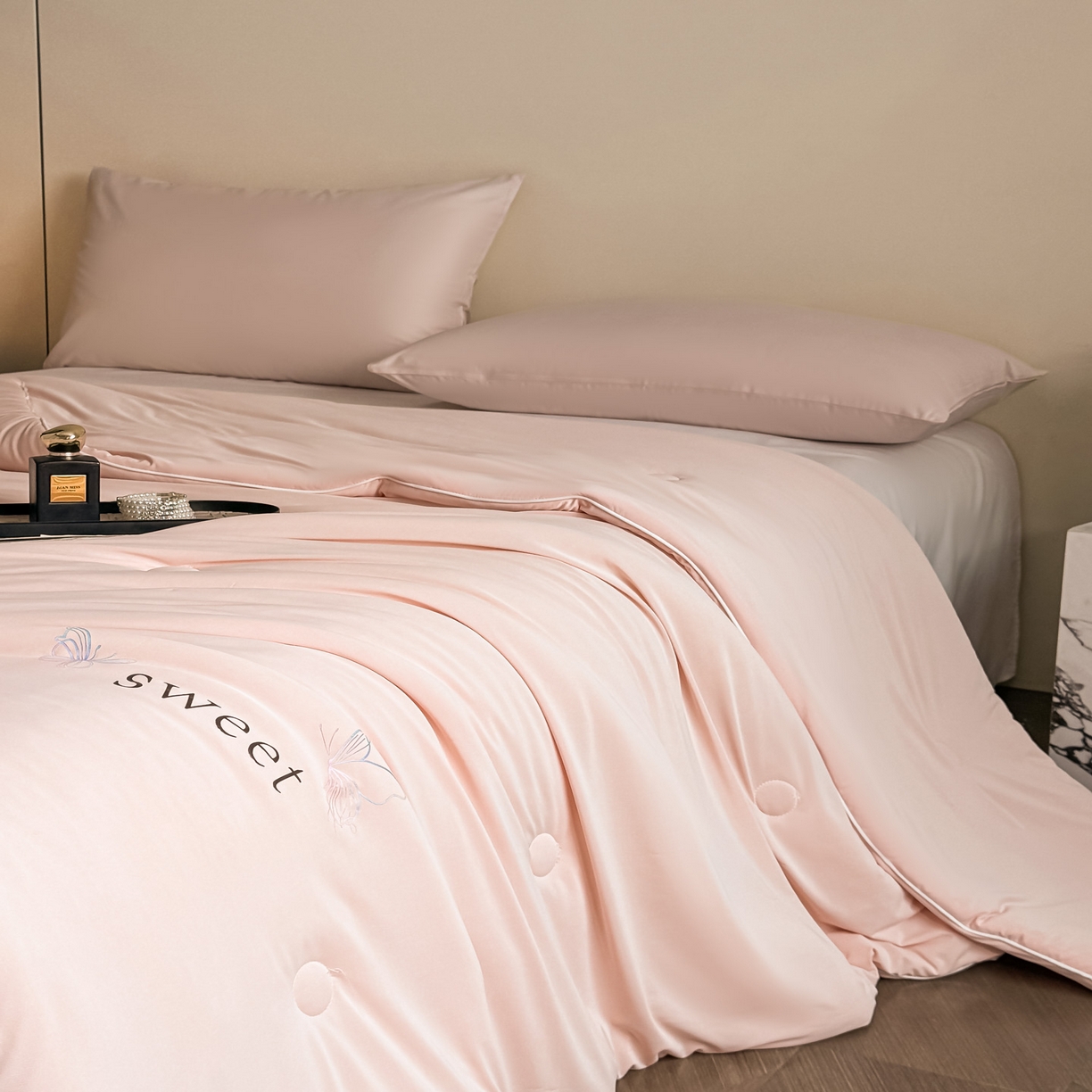 91家纺网 家纺一手货源 找家纺 遇见家居生活馆 2026新款凉感丝夏被夏凉被空调被-夏沫 夏沫-嫩粉蝴蝶