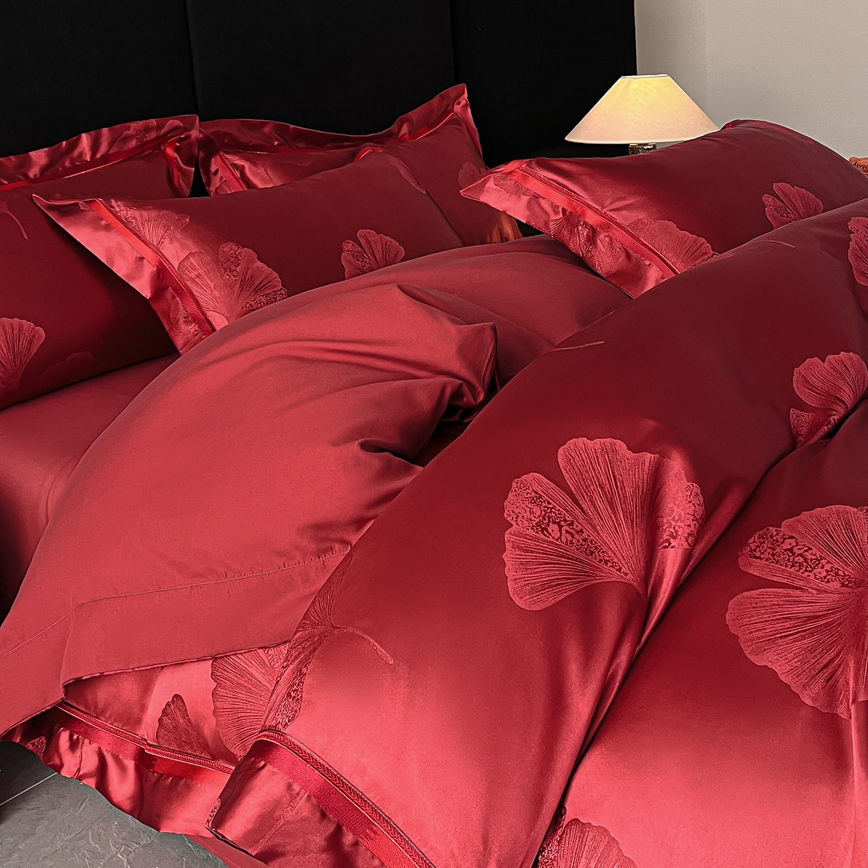 91家纺网 家纺一手货源 找家纺 置顶家纺 2026新款栀夏银杏叶亲肤提花刺绣四件套 栀夏-酒红