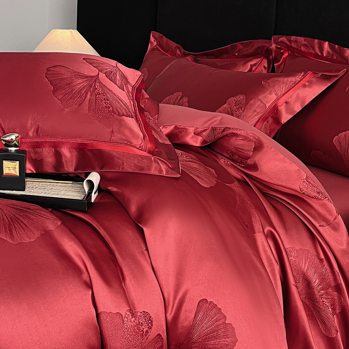 91家纺网 家纺一手货源 找家纺 置顶家纺 2026新款栀夏银杏叶亲肤提花刺绣四件套 栀夏-酒红