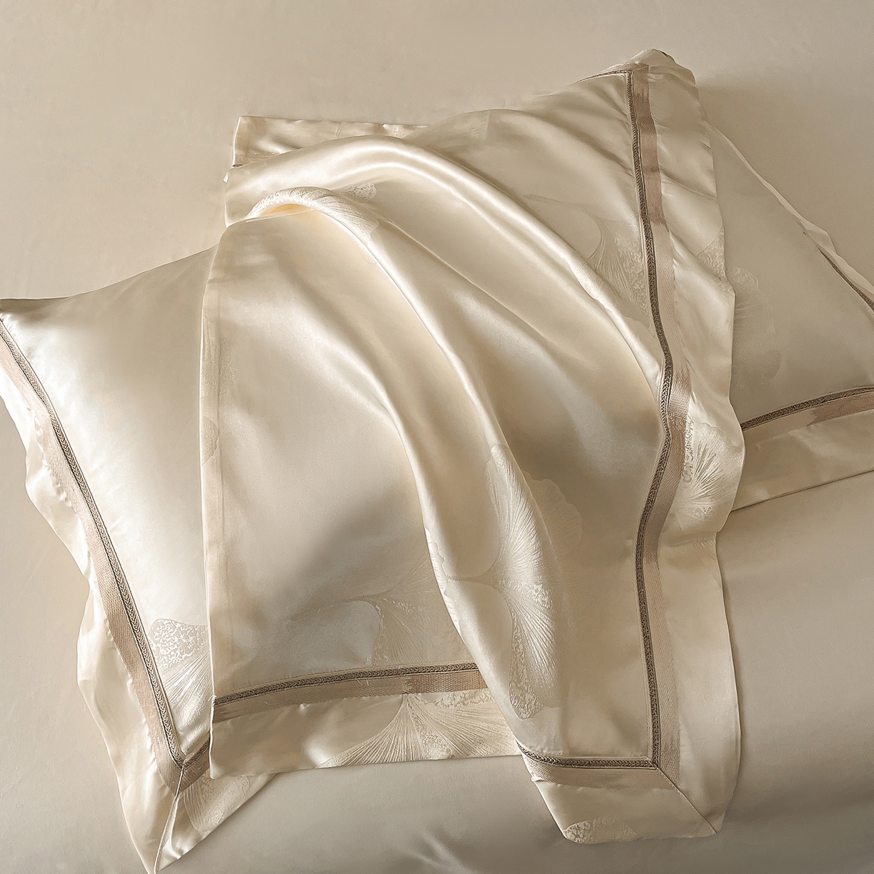 91家纺网 家纺一手货源 找家纺 置顶家纺 2026新款栀夏银杏叶亲肤提花刺绣四件套 栀夏-奶昔白