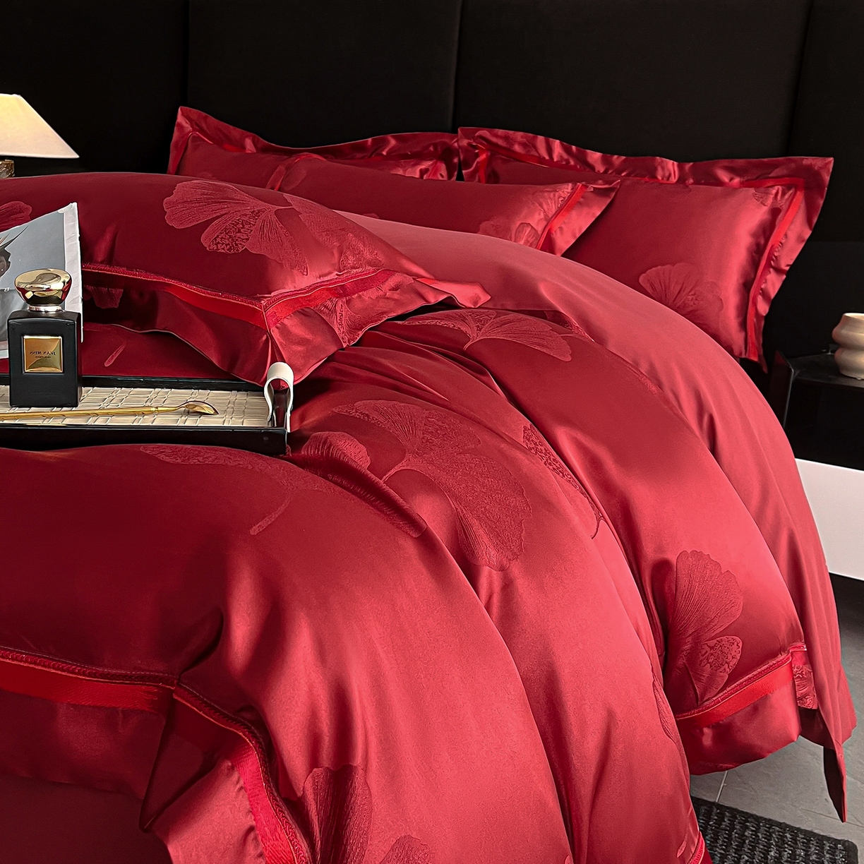 91家纺网 家纺一手货源 找家纺 置顶家纺 2026新款栀夏银杏叶亲肤提花刺绣四件套 栀夏-酒红