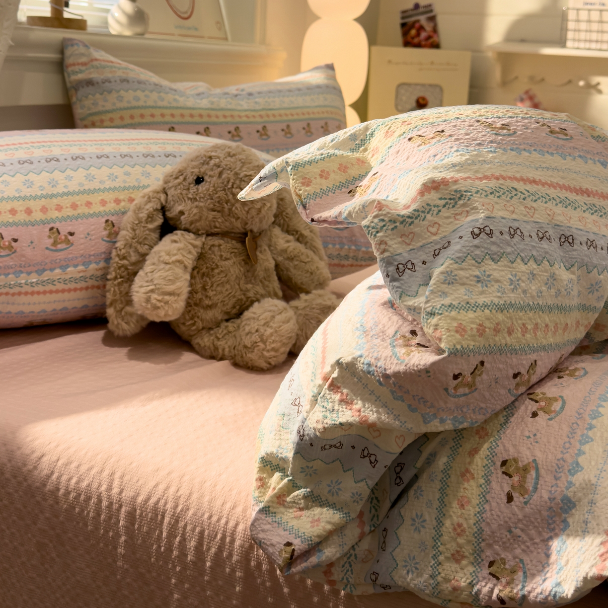 91家纺网 家纺一手货源 找家纺 老K (原美阁） 2026新款费尔岛泡芙棉四件套简约款单被套四件套 欢快小木马