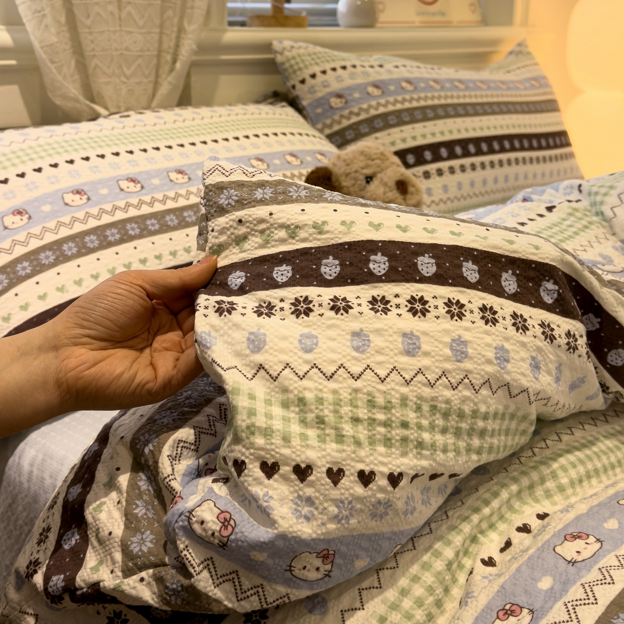 91家纺网 家纺一手货源 找家纺 老K (原美阁） 2026新款费尔岛泡芙棉四件套简约款单被套四件套 甜心凯特猫-蓝