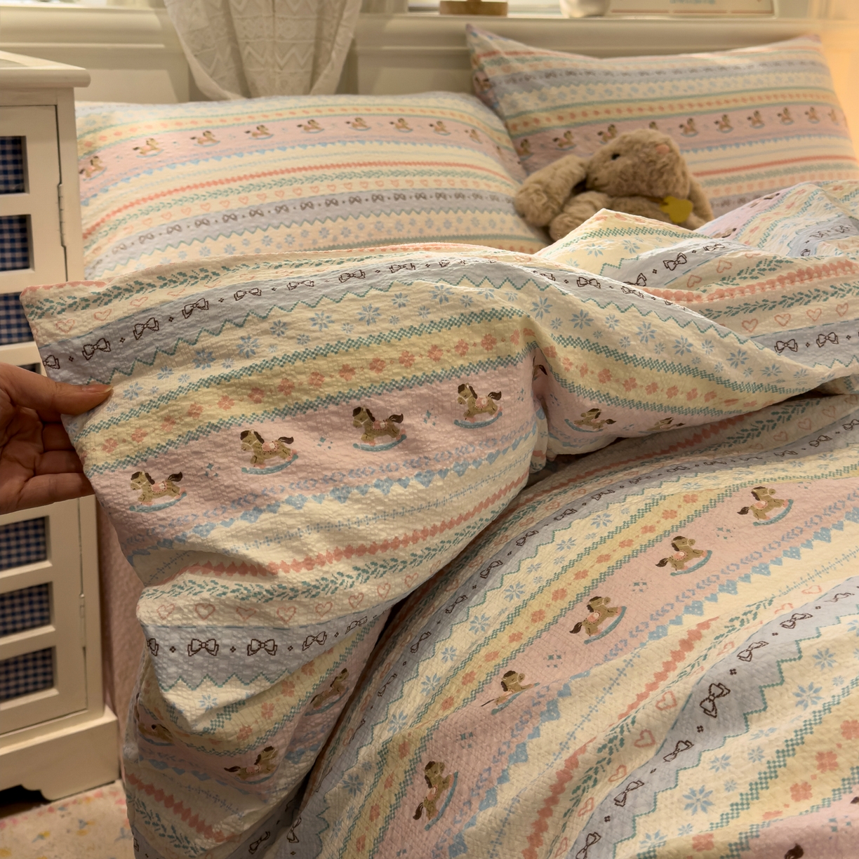 91家纺网 家纺一手货源 找家纺 老K (原美阁） 2026新款费尔岛泡芙棉四件套简约款单被套四件套 欢快小木马