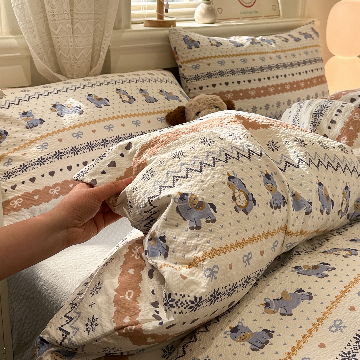 91家纺网 家纺一手货源 找家纺 老K (原美阁） 2026新款费尔岛泡芙棉四件套简约款单被套四件套 萌趣小马