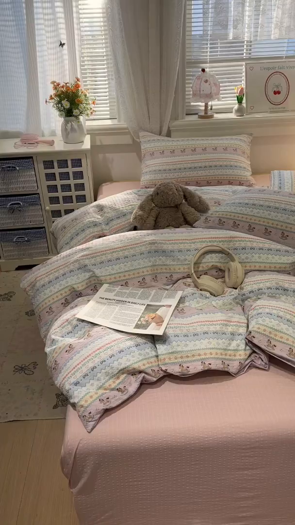 91家纺网 家纺一手货源 找家纺 老K (原美阁） 2026新款费尔岛泡芙棉四件套简约款单被套四件套 欢快小木马