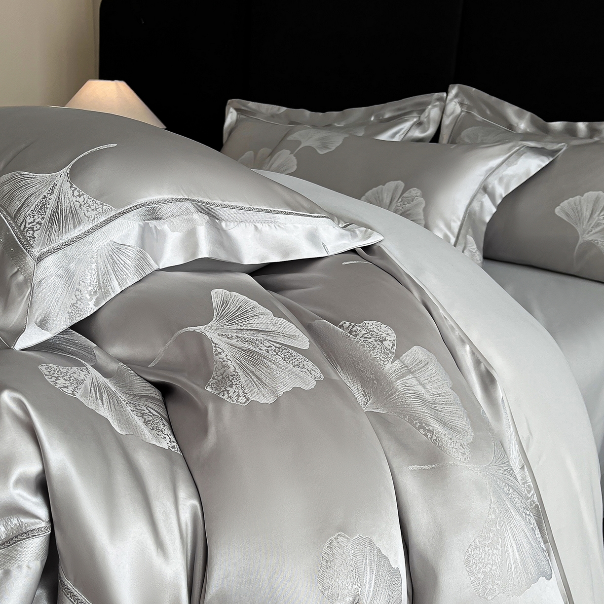 91家纺网 家纺一手货源 找家纺 置顶家纺 2026新款栀夏银杏叶亲肤提花刺绣四件套 栀夏-浅灰