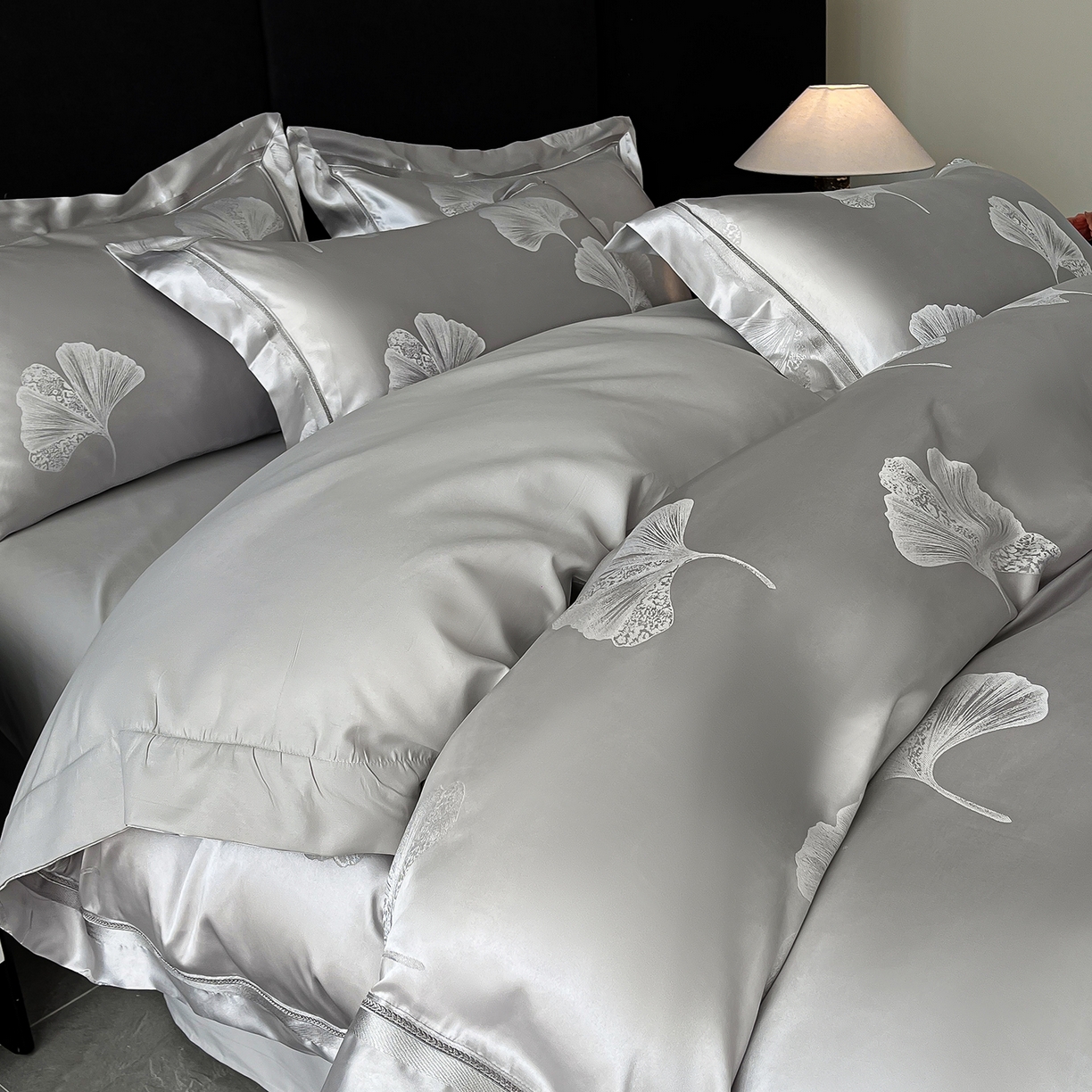 91家纺网 家纺一手货源 找家纺 置顶家纺 2026新款栀夏银杏叶亲肤提花刺绣四件套 栀夏-浅灰