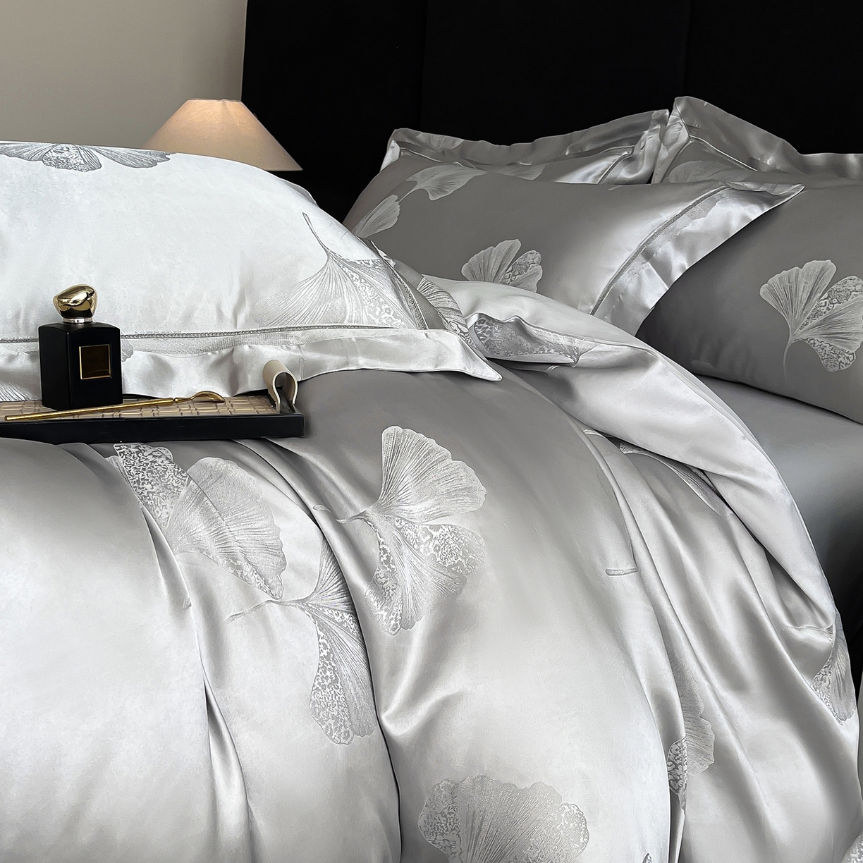 91家纺网 家纺一手货源 找家纺 置顶家纺 2026新款栀夏银杏叶亲肤提花刺绣四件套 栀夏-浅灰