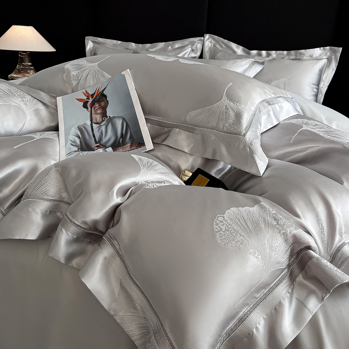 91家纺网 家纺一手货源 找家纺 置顶家纺 2026新款栀夏银杏叶亲肤提花刺绣四件套 栀夏-浅灰