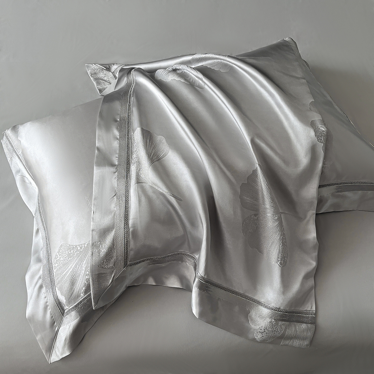 91家纺网 家纺一手货源 找家纺 置顶家纺 2026新款栀夏银杏叶亲肤提花刺绣四件套 栀夏-浅灰