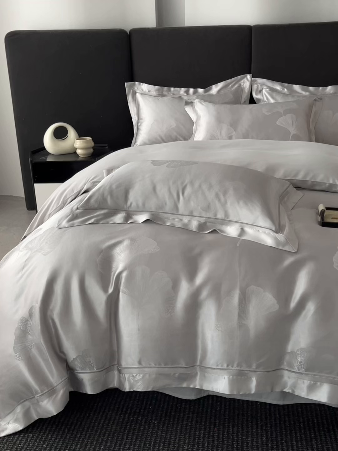 91家纺网 家纺一手货源 找家纺 置顶家纺 2026新款栀夏银杏叶亲肤提花刺绣四件套 栀夏-浅灰