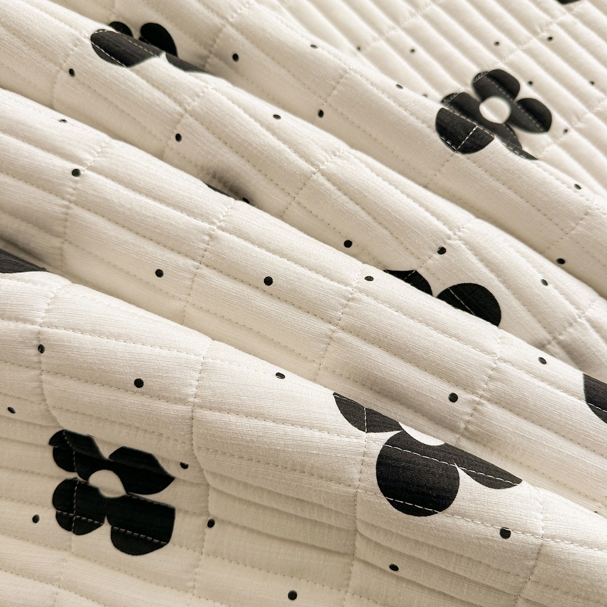 91家纺网 家纺一手货源 找家纺 眠势力 2026新款双层纱花边床盖单件加厚夹棉云感皱皱纱大花边床单三件套赫本风 宝格风情