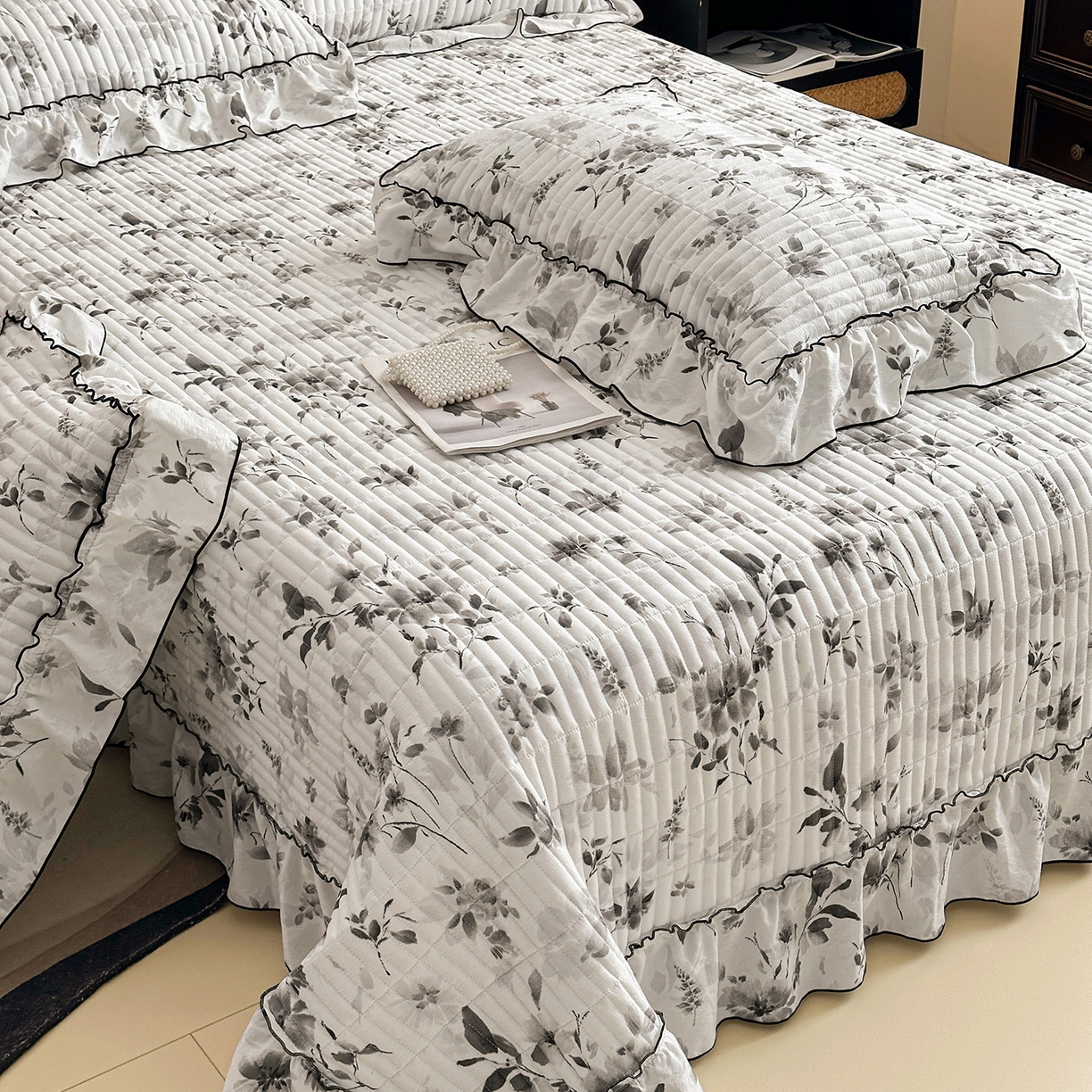 91家纺网 家纺一手货源 找家纺 眠势力 2026新款双层纱花边床盖单件加厚夹棉云感皱皱纱大花边床单三件套赫本风 雾都繁花