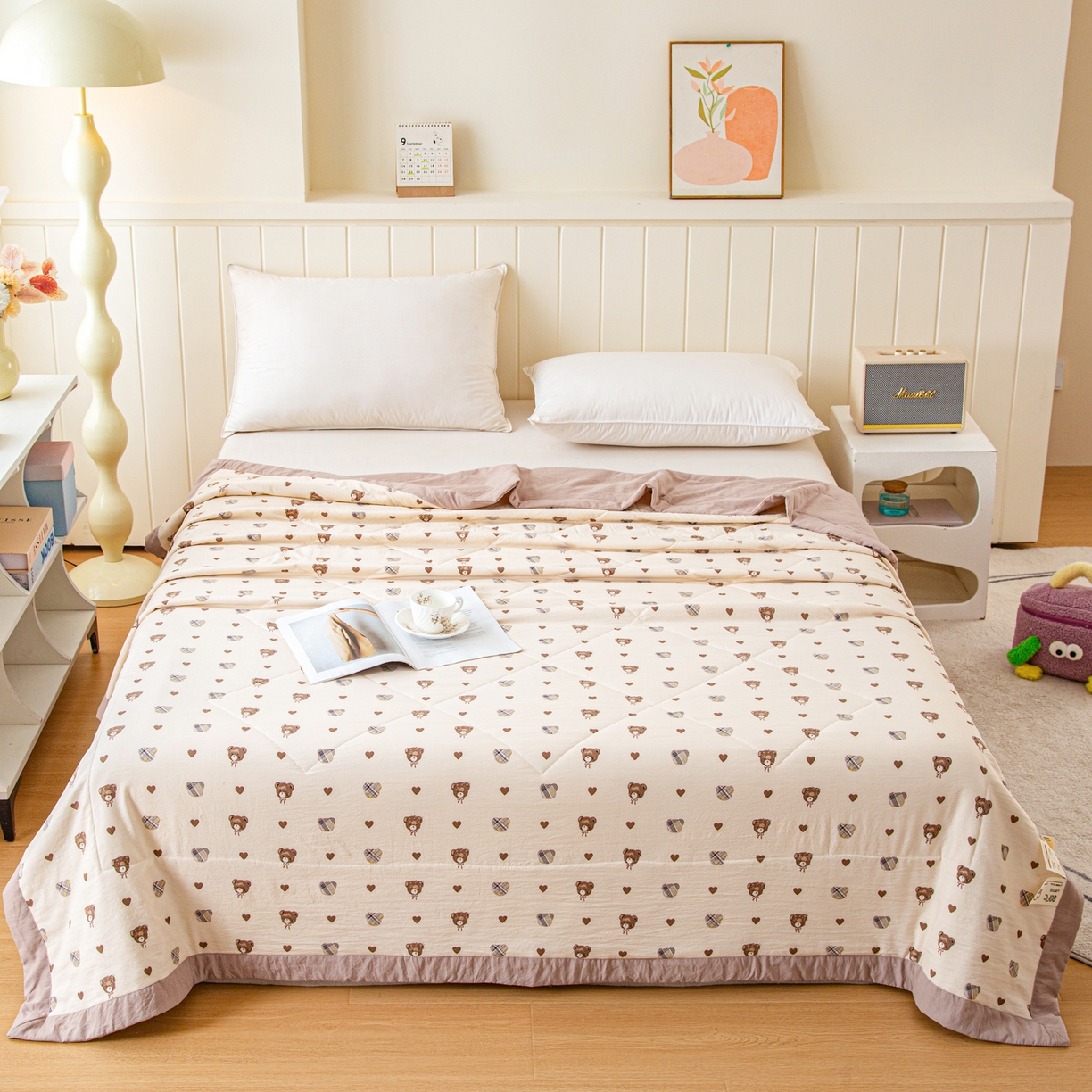 91家纺网 家纺一手货源 找家纺 美之润家纺 2026新款棉花新疆棉花被印花夏被学生单人宿舍夏被 暖熊相伴