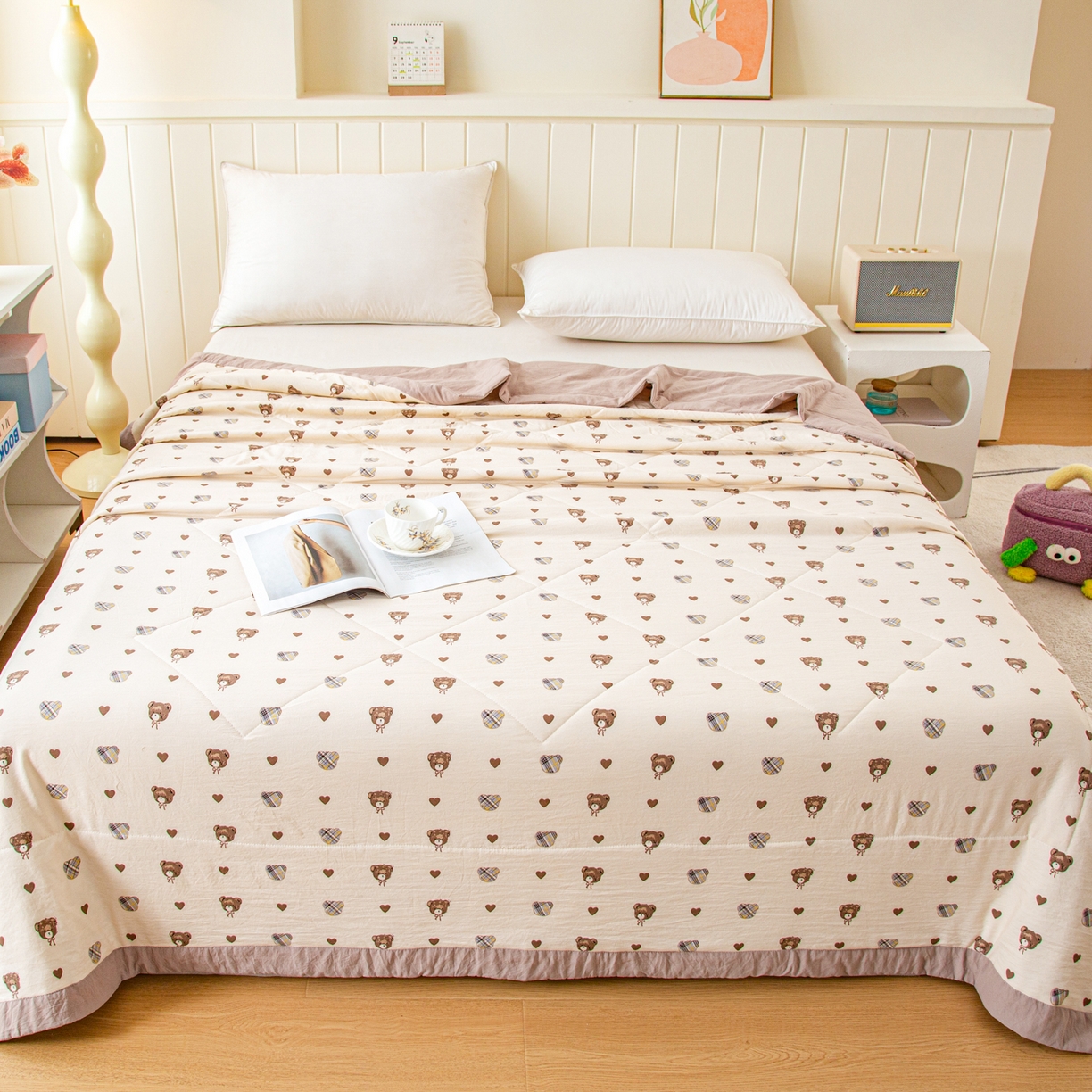 91家纺网 家纺一手货源 找家纺 美之润家纺 2026新款棉花新疆棉花被印花夏被学生单人宿舍夏被 暖熊相伴