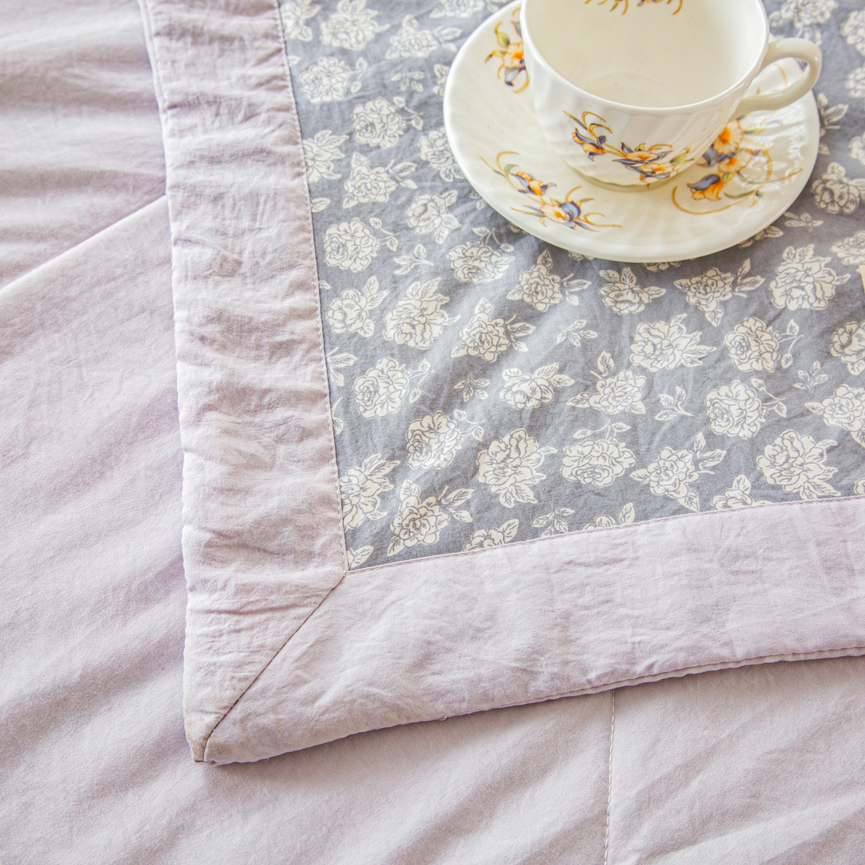 91家纺网 家纺一手货源 找家纺 美之润家纺 2026新款棉花新疆棉花被印花夏被学生单人宿舍夏被 云柔浅灰