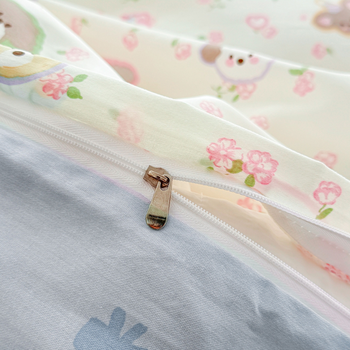 91家纺网 家纺一手货源 找家纺 小蓝孩家纺 2026新款12868全棉印花单被套(联系商家可打折，尺寸可定制) 萌宠伙伴