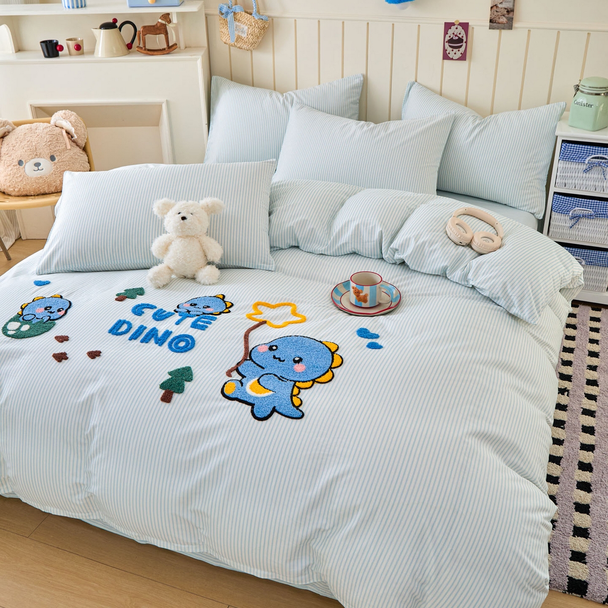 91家纺网 家纺一手货源 找家纺 倾慕家纺 2026新款全棉卡通毛巾绣系列四件套 小树恐龙