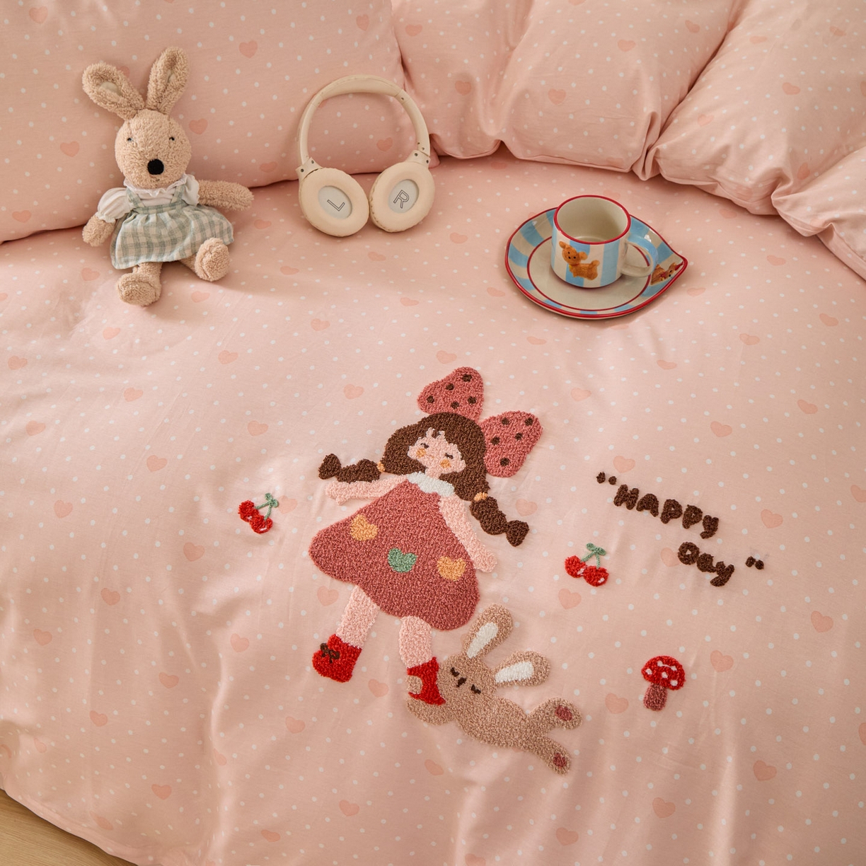 91家纺网 家纺一手货源 找家纺 倾慕家纺 2026新款全棉卡通毛巾绣系列四件套 小兔女孩