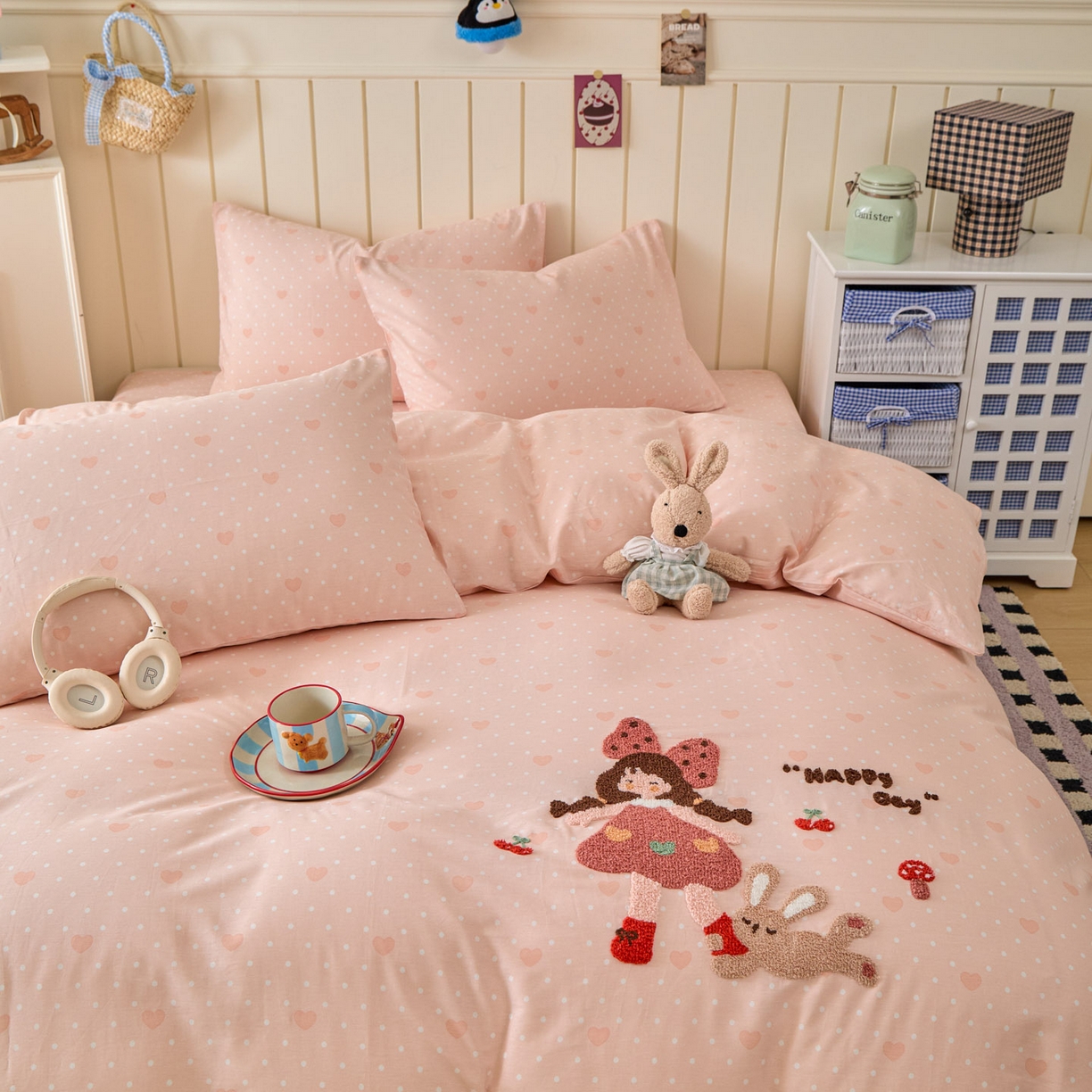 91家纺网 家纺一手货源 找家纺 倾慕家纺 2026新款全棉卡通毛巾绣系列四件套 小兔女孩