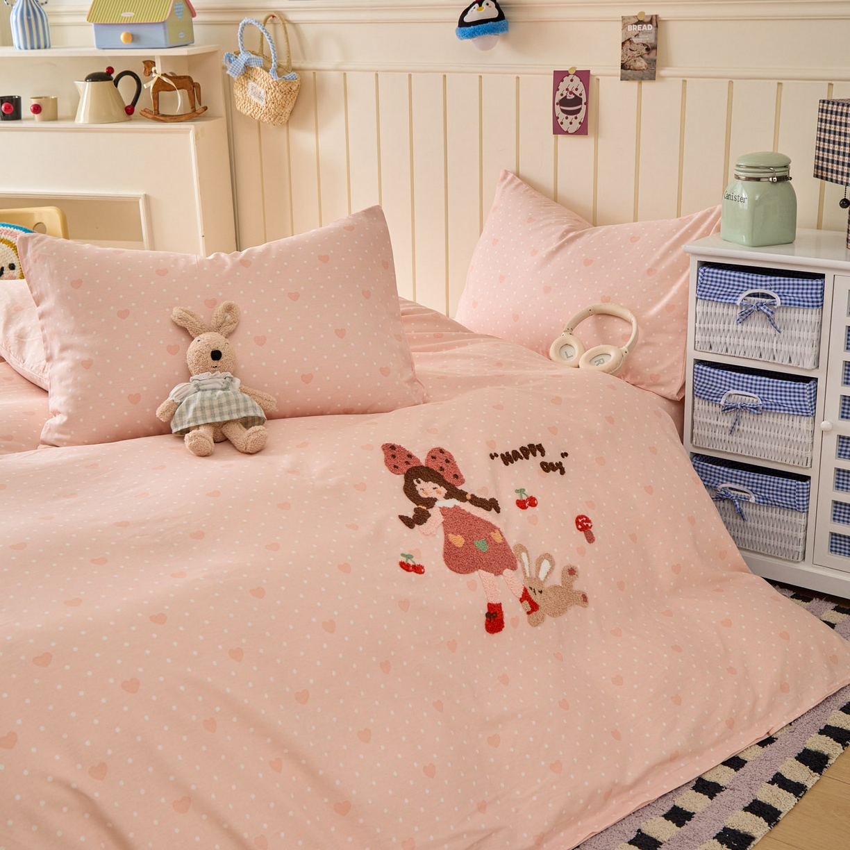 91家纺网 家纺一手货源 找家纺 倾慕家纺 2026新款全棉卡通毛巾绣系列四件套 小兔女孩