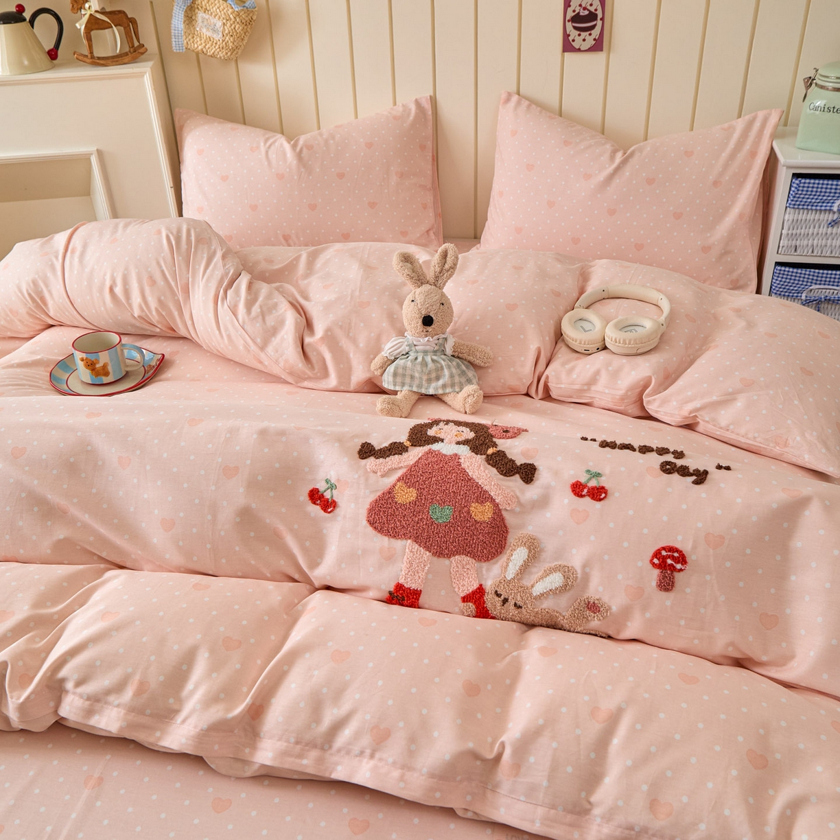 91家纺网 家纺一手货源 找家纺 倾慕家纺 2026新款全棉卡通毛巾绣系列四件套 小兔女孩