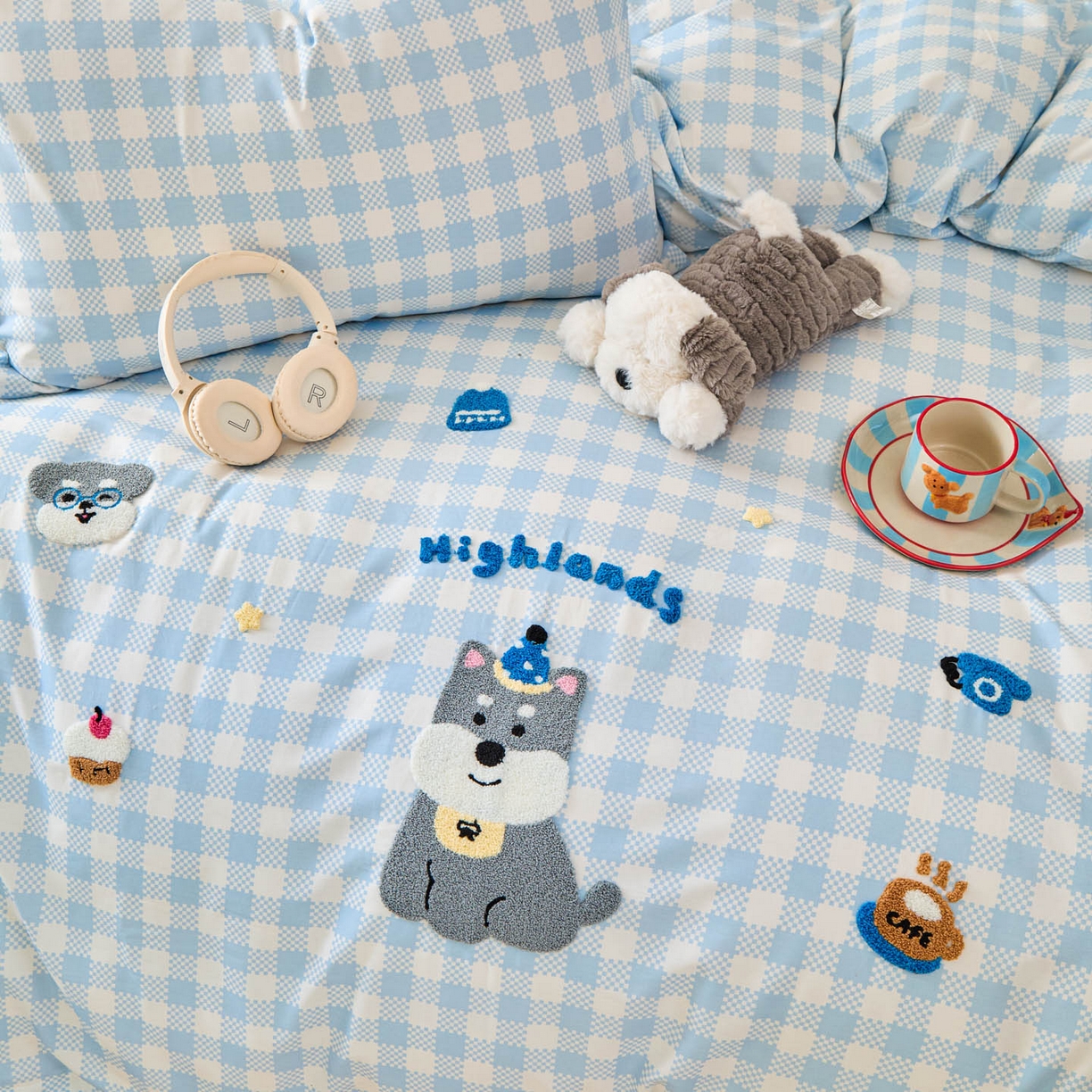 91家纺网 家纺一手货源 找家纺 倾慕家纺 2026新款全棉卡通毛巾绣系列四件套 格子小狗