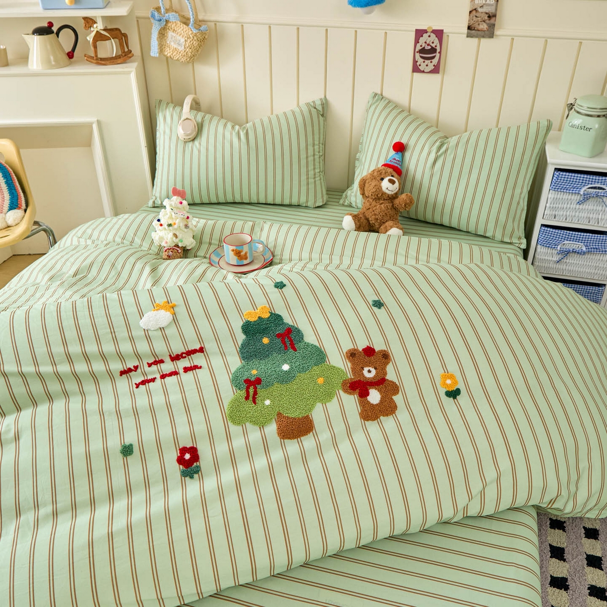 91家纺网 家纺一手货源 找家纺 倾慕家纺 2026新款全棉卡通毛巾绣系列四件套 森林小熊