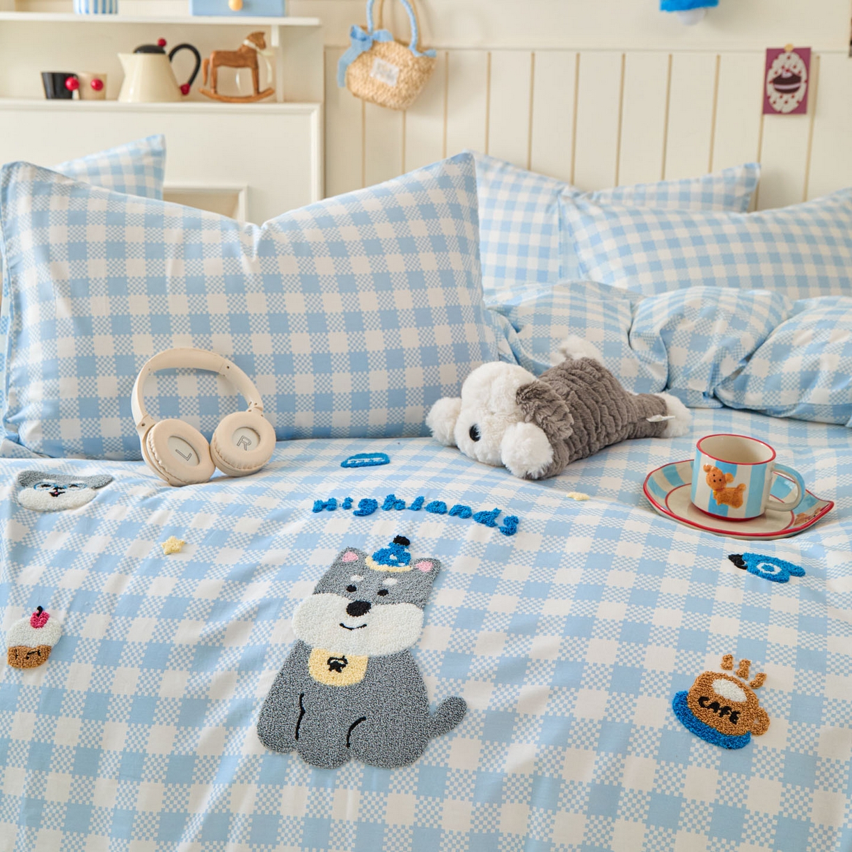 91家纺网 家纺一手货源 找家纺 倾慕家纺 2026新款全棉卡通毛巾绣系列四件套 格子小狗