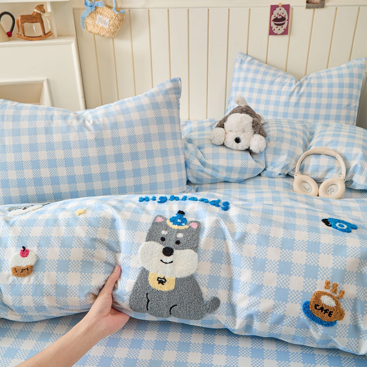 91家纺网 家纺一手货源 找家纺 倾慕家纺 2026新款全棉卡通毛巾绣系列四件套 格子小狗