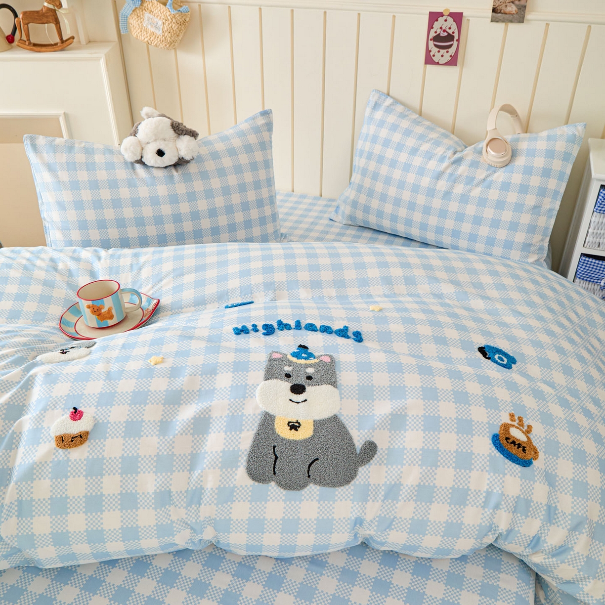 91家纺网 家纺一手货源 找家纺 倾慕家纺 2026新款全棉卡通毛巾绣系列四件套 格子小狗