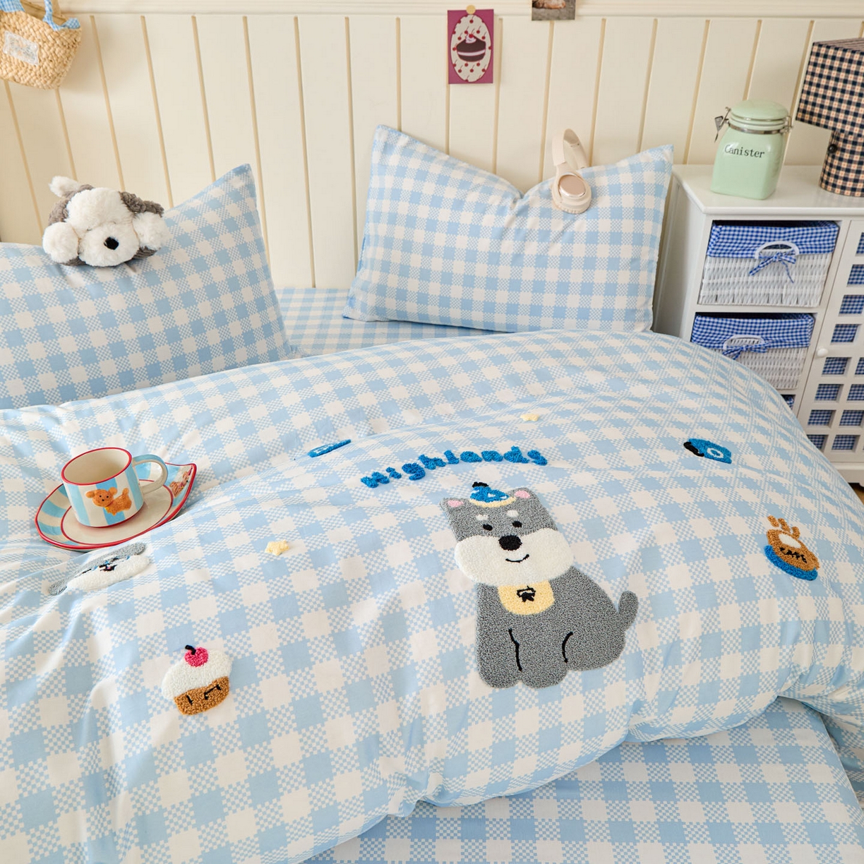 91家纺网 家纺一手货源 找家纺 倾慕家纺 2026新款全棉卡通毛巾绣系列四件套 格子小狗