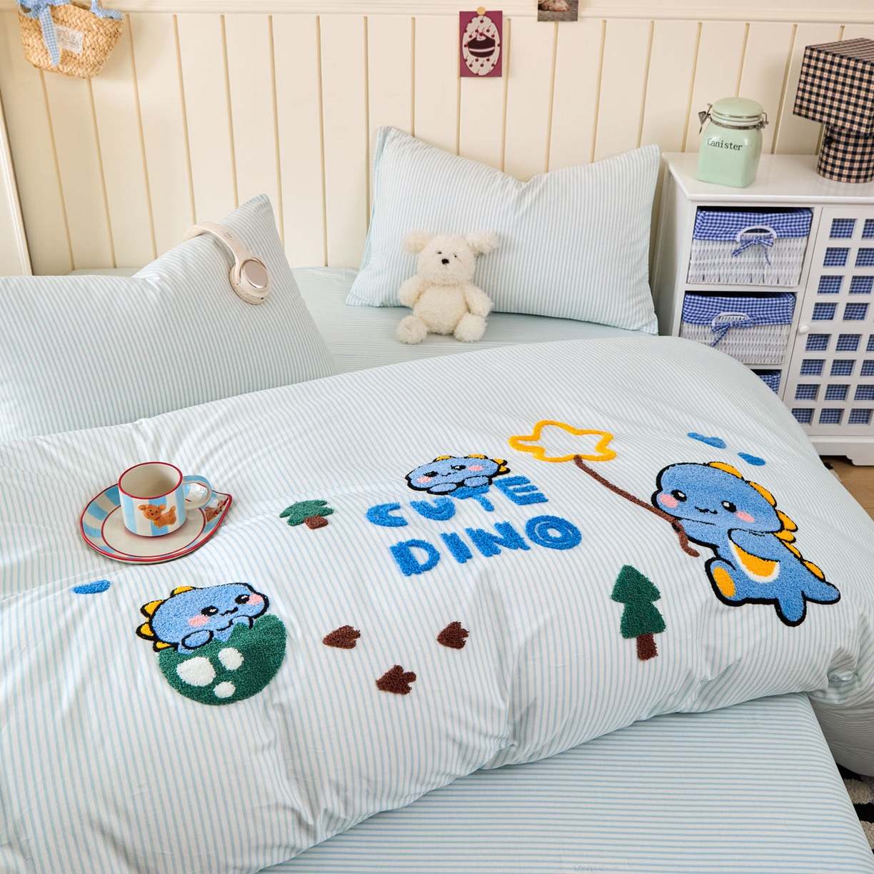 91家纺网 家纺一手货源 找家纺 倾慕家纺 2026新款全棉卡通毛巾绣系列四件套 小树恐龙