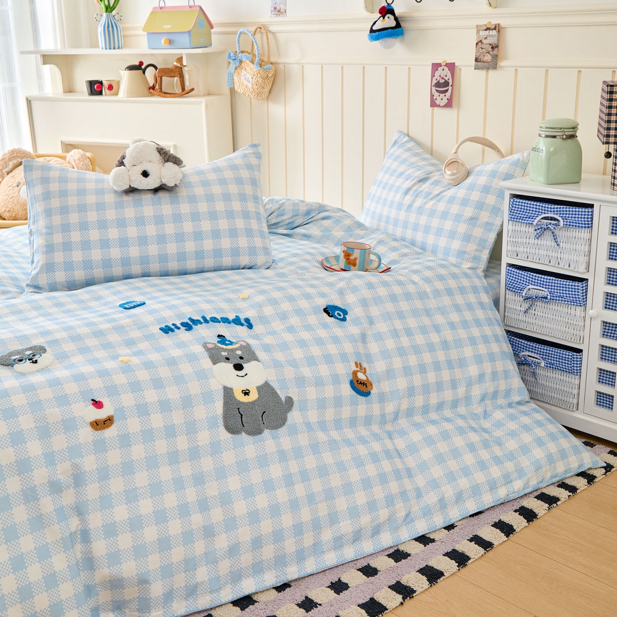 91家纺网 家纺一手货源 找家纺 倾慕家纺 2026新款全棉卡通毛巾绣系列四件套 格子小狗